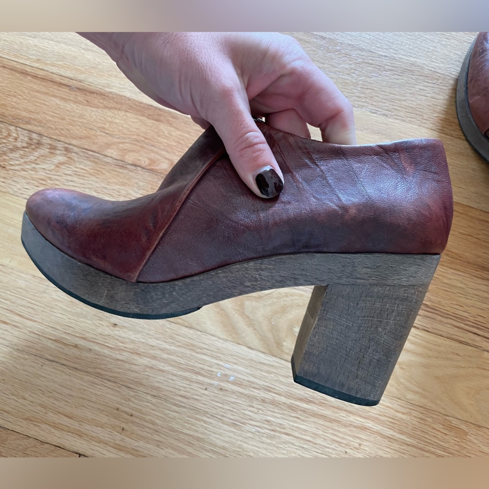 Coclico heeled clog boot. Burgundy cognac leather. Size 40 (US 9).